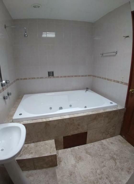 Hotel Omni Morelia Buitenkant foto
